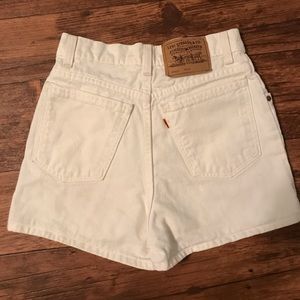 White Levi’s - high waisted shorts *vintage*